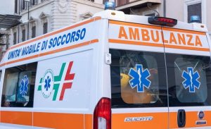 Tragedia nel Siracusano: incidente mortale tra auto e bus, vittima una donna.