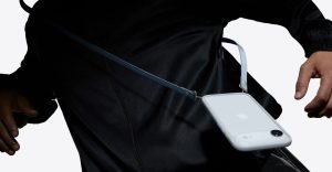Il cinturino a tracolla per iPhone di Apple: uno dei migliori mai visti.