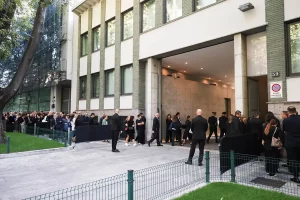 Camera ardente di Giorgio Armani: applausi e omaggio al grande stilista.