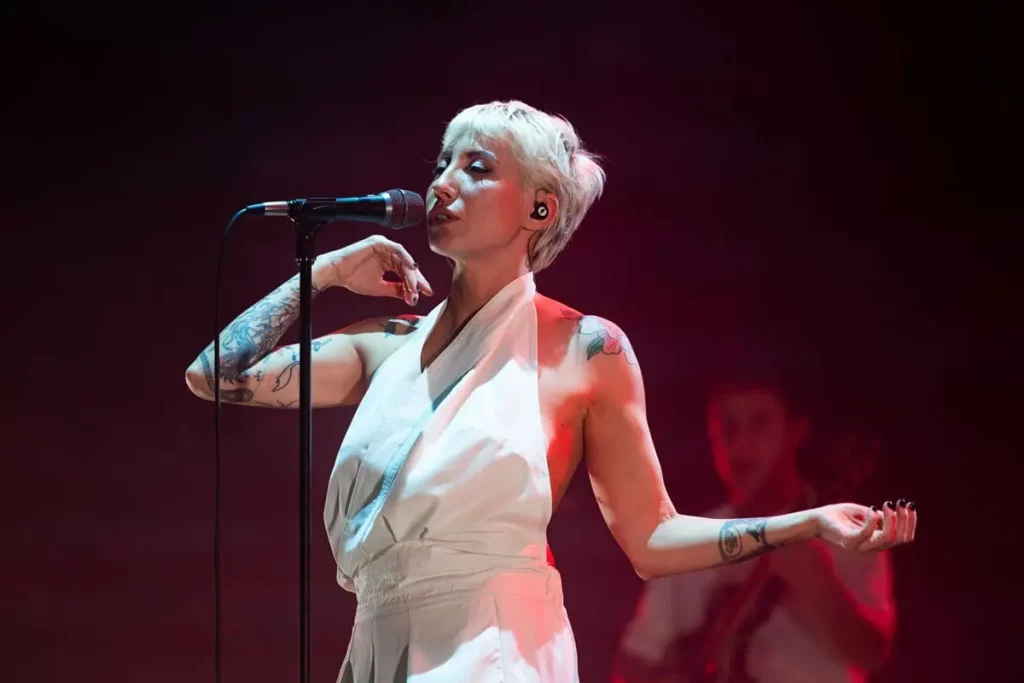 Malika Ayane e Roy Paci: star del festival “iART Ustica” per un’esperienza unica.