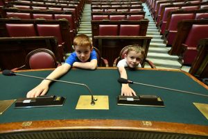 Pigiama Party Elettorale: i Bambini Scoprono il Voto a Fabriano!