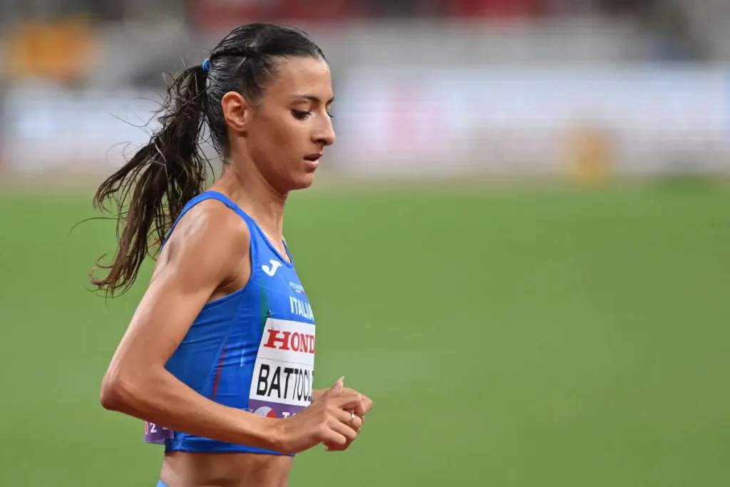 Battocletti avanza facile in finale nei 5000 metri: grande prestazione ai Mondiali di atletica.