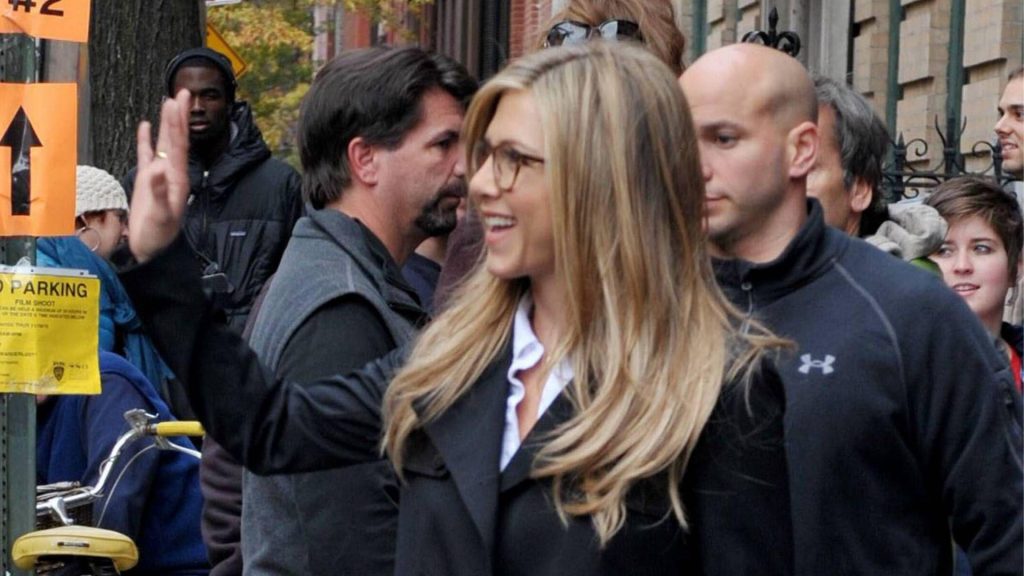 Autunno chic: il trench e gli stivali al ginocchio di Jennifer Aniston ispirano il tuo stile.