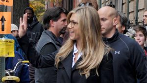 Autunno chic: il trench e gli stivali al ginocchio di Jennifer Aniston ispirano il tuo stile.