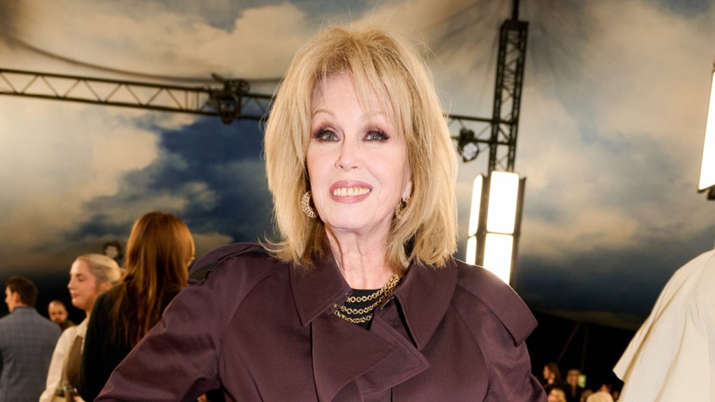 Joanna Lumley lancia la palette autunnale: addio cammello, benvenuto rosso vino al show Burberry.