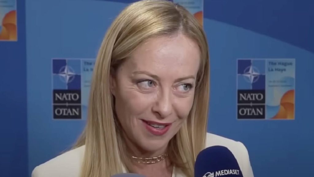 Famoso artista tenta di avvicinarsi a Giorgia Meloni: le strategie sorprendenti svelate.