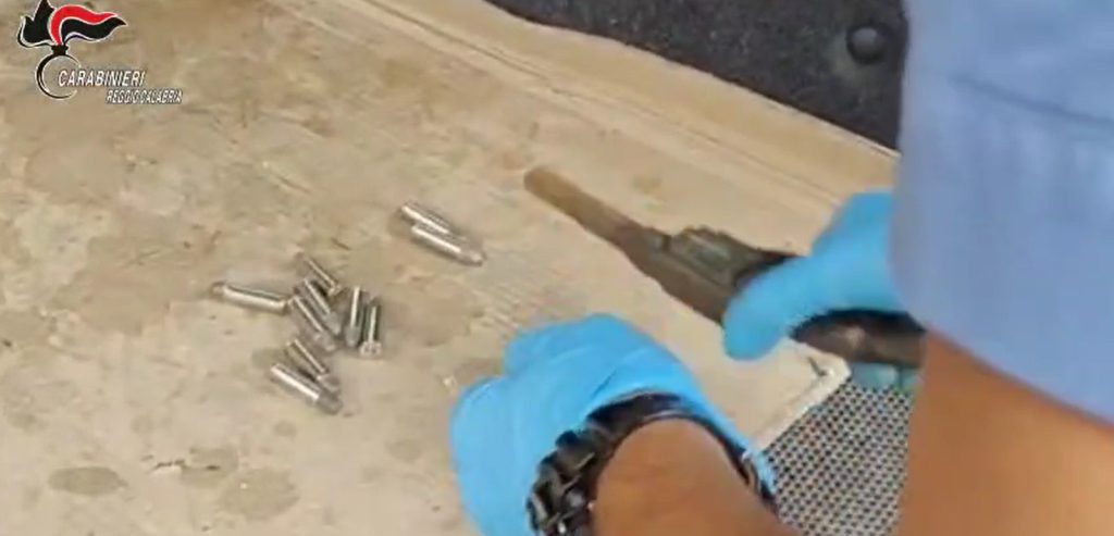 Uomo arrestato nel reggino: sorpreso in auto con pistola pronta a sparare.