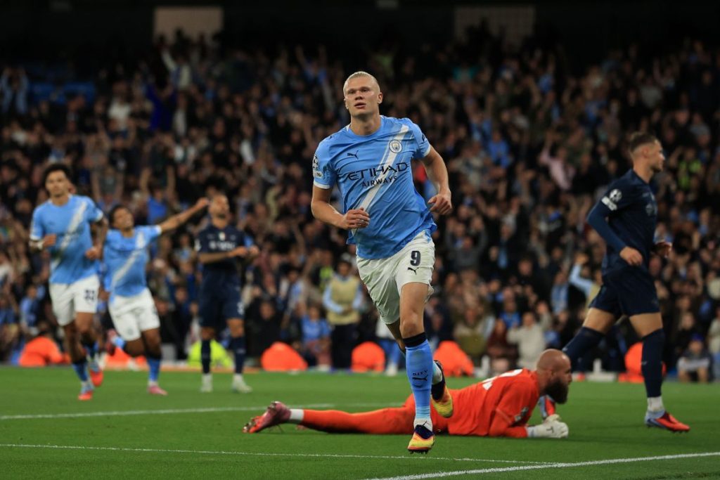 Napoli in dieci resiste, ma il Manchester City trionfa 2-0 in Champions League.