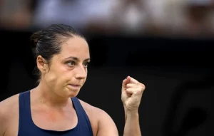 Italia in vantaggio 1-0 nei quarti di BJK Cup: Cocciaretto supera Yuan in rimonta.