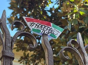 Assessore di Ferrara denuncia Biglietti Pro-Pal affissi davanti a casa sua: un gesto inaccettabile