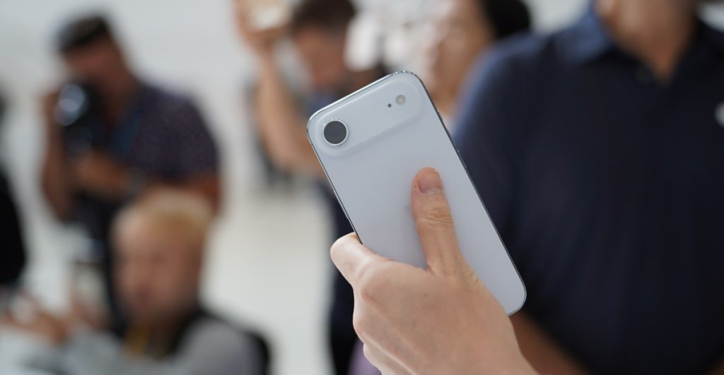 Apple presenta la nuova linea di iPhone 17 Apple ha svelato martedì la nuova gamma di iPhone 17...