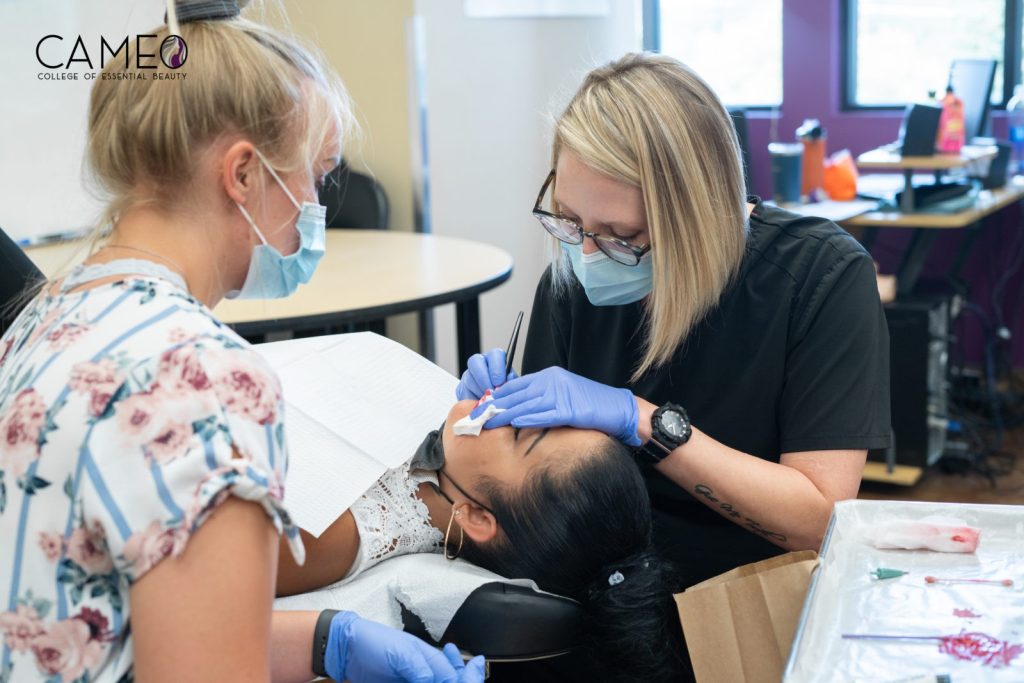 Preparati per la procedura di blush: guida al trucco permanente e PMU.
