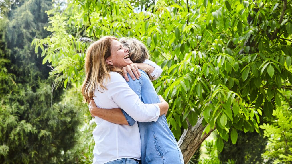 Scopri i sorprendenti benefici del coccolarsi: sollievo dal dolore e maggiore senso di sicurezza.