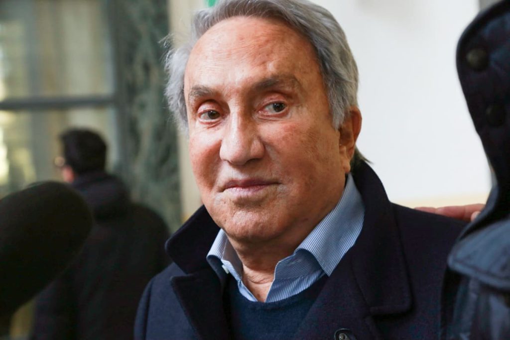 Addio a Emilio Fede, pionieristico giornalista che annunciò la guerra del Golfo. Aveva 94 anni.