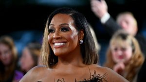 Alison Hammond incanta in un sontuoso abito piumato, attirando tutti gli sguardi.