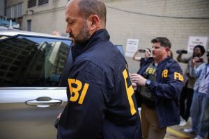 Sparatoria a Dallas: uccisi due attivisti anti-immigrazione, tensioni crescenti nella città.