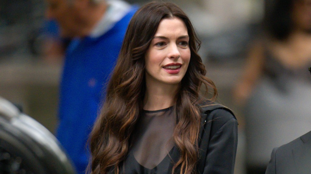 Anne Hathaway mostra che il trasparente resta un trend fondamentale per la prossima stagione.