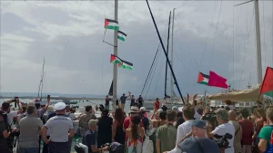 Manifestanti a Siracusa applaudono le imbarcazioni italiane dirette a Gaza – Video esclusivo