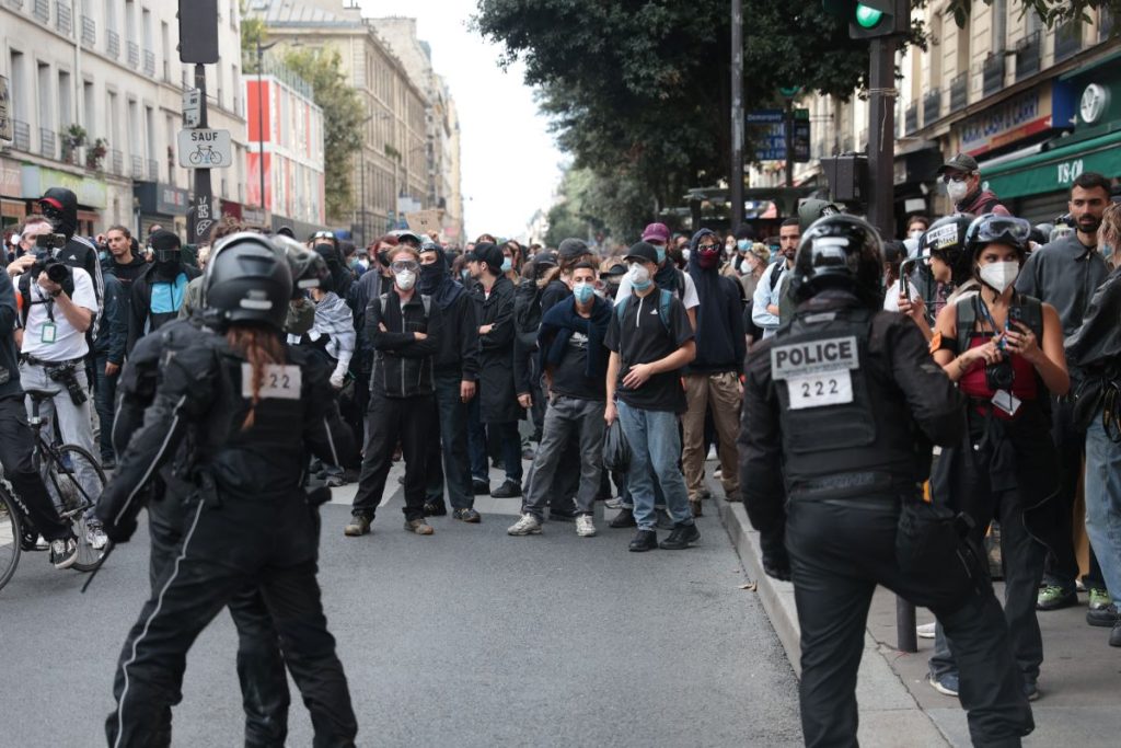 Francia in crisi: proteste e scontri, 295 arresti in tutto il Paese.