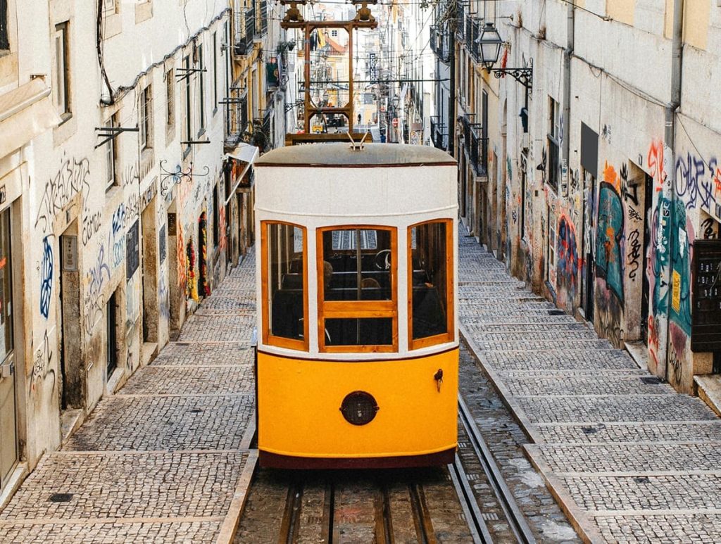 Tragedia a Lisbona: deraglia la funicolare “Gloria”, 15 morti e feriti, anche un’italiana.