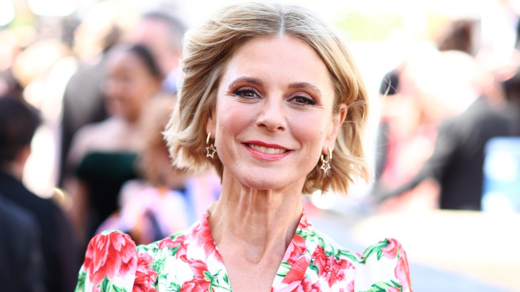 Emilia Fox sfoggia un abito camicia arancione: l’eleganza perfetta per l’autunno.