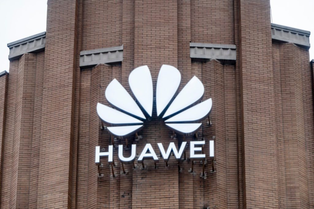 Huawei lancia nuova infrastruttura AI mentre Nvidia viene esclusa dal mercato cinese.