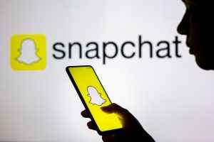 Snapchat lancia una nuova Lens per creare immagini AI tramite input testuali.