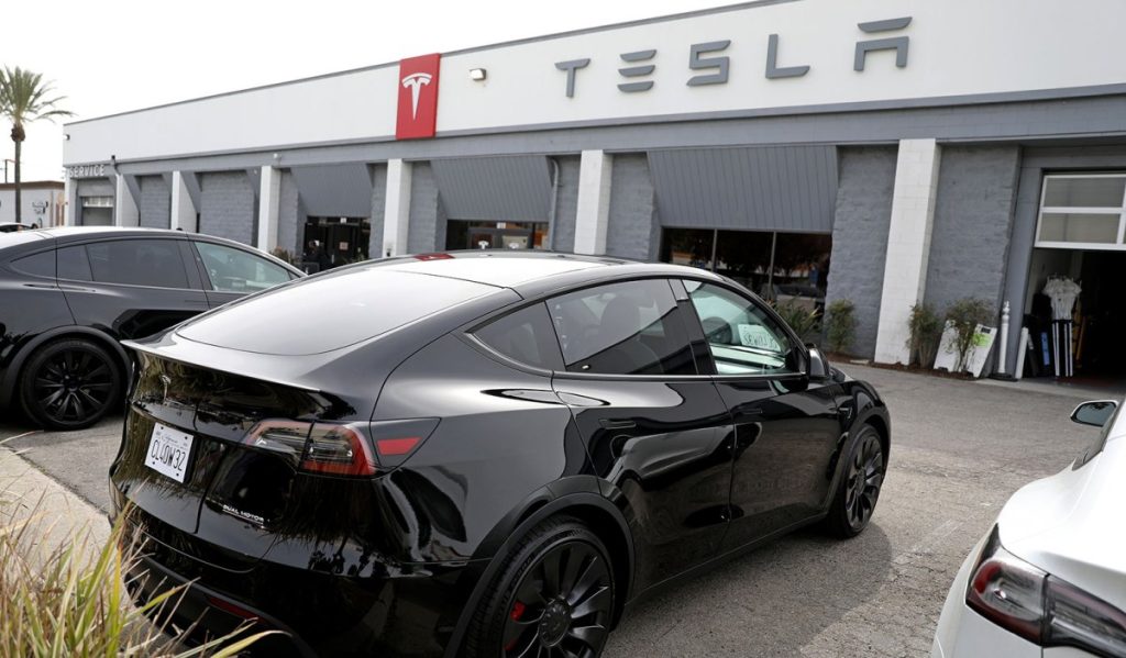 Tesla in Rielaborazione delle Maniglie delle Porte per Maggiore Sicurezza Tesla sta rivedendo il...