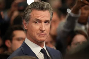 California, il governatore Newsom firma la storica legge sulla sicurezza dell’IA SB 53.