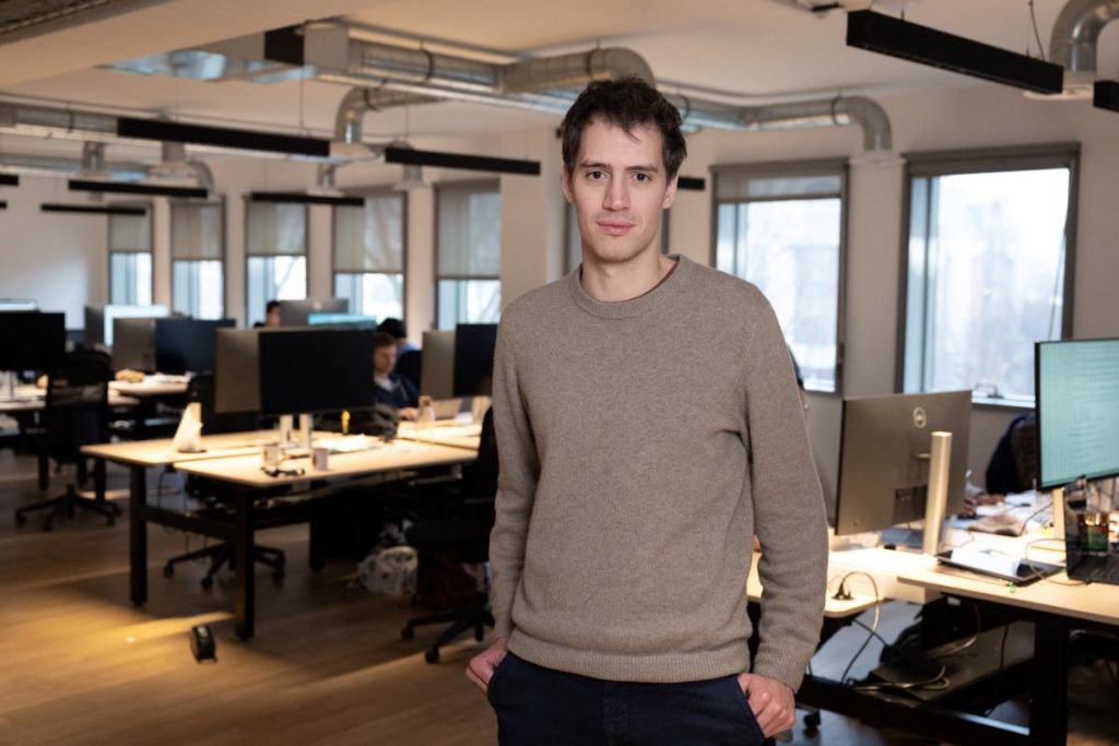 Mistral, il gigante dell’IA francese, punta a una valutazione di 14 miliardi di dollari.