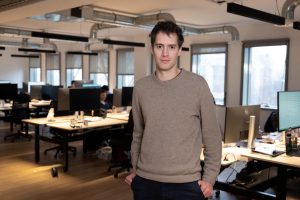 Mistral, il gigante dell’IA francese, punta a una valutazione di 14 miliardi di dollari.