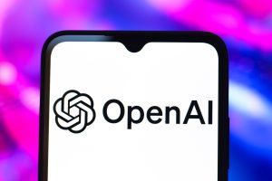 OpenAI smentisce voci su possibile uscita dalla California a causa di pressioni normative.