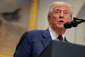 Amazon, Google e Microsoft avvertono i dipendenti H-1B di rimanere negli Stati Uniti.