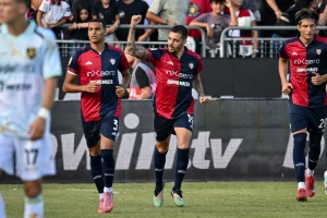 Cagliari trionfa 4-1 contro Frosinone e conquista gli ottavi di Coppa Italia.