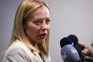 Meloni a Schlein: “Aiuti ci sono, ma il Governo proteggerà gli italiani a bordo”