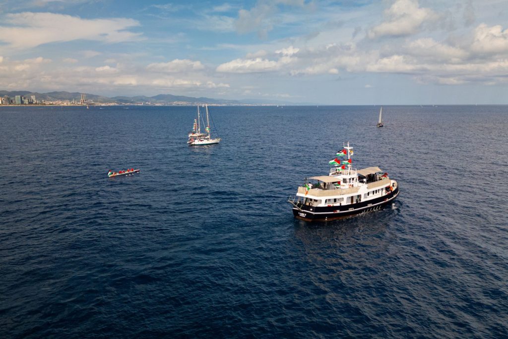 Global Sumud Flotilla torna a Barcellona con 200 tonnellate di aiuti umanitari per Gaza.
