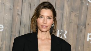 I trainer preferiti di Jessica Biel: comfort e stile in saldo ora disponibile.