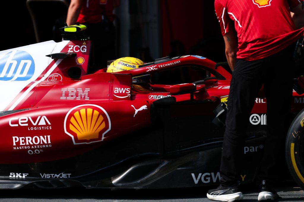 Ferrari domina le libere del venerdì in Azerbaijan: Hamilton guida, Leclerc secondo.