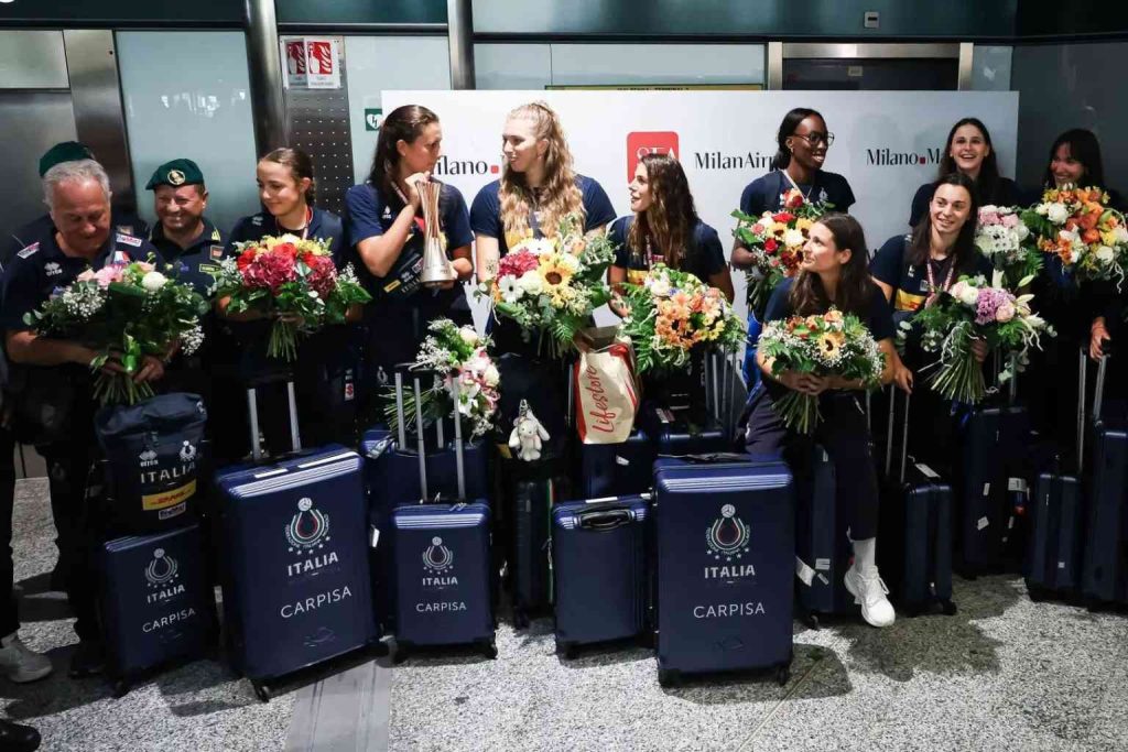 Italvolley femminile campione del mondo: Velasco esalta il “gruppo speciale” al rientro in Italia.