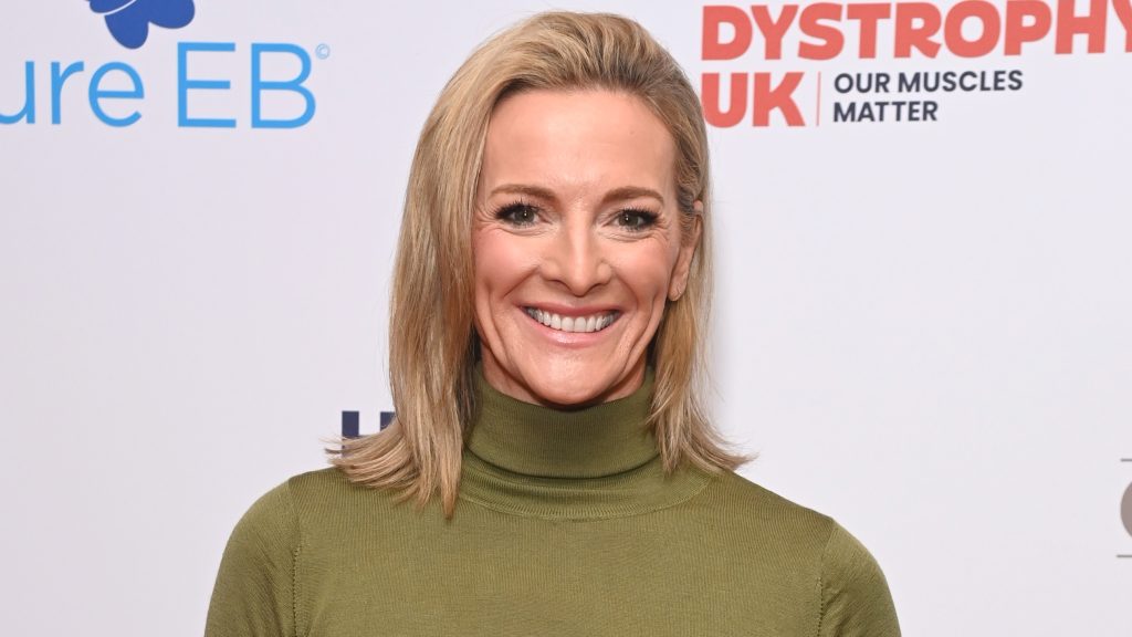 Scopri la gonna in pelle di Gabby Logan: l’alternativa trendy ai jeans per l’autunno.