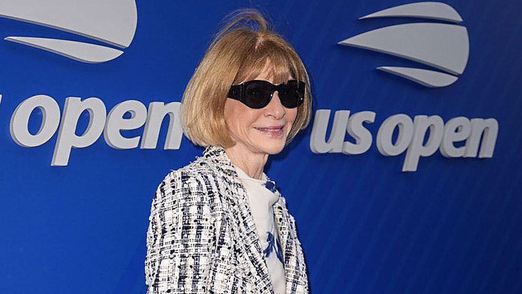 Anna Wintour: l’arte di abbinare fiori e jacquard in un look impeccabile.