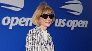 Anna Wintour: l’arte di abbinare fiori e jacquard in un look impeccabile.