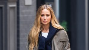 Jennifer Lawrence splende nel sorprendente abbinamento di blu navale e verde oliva.