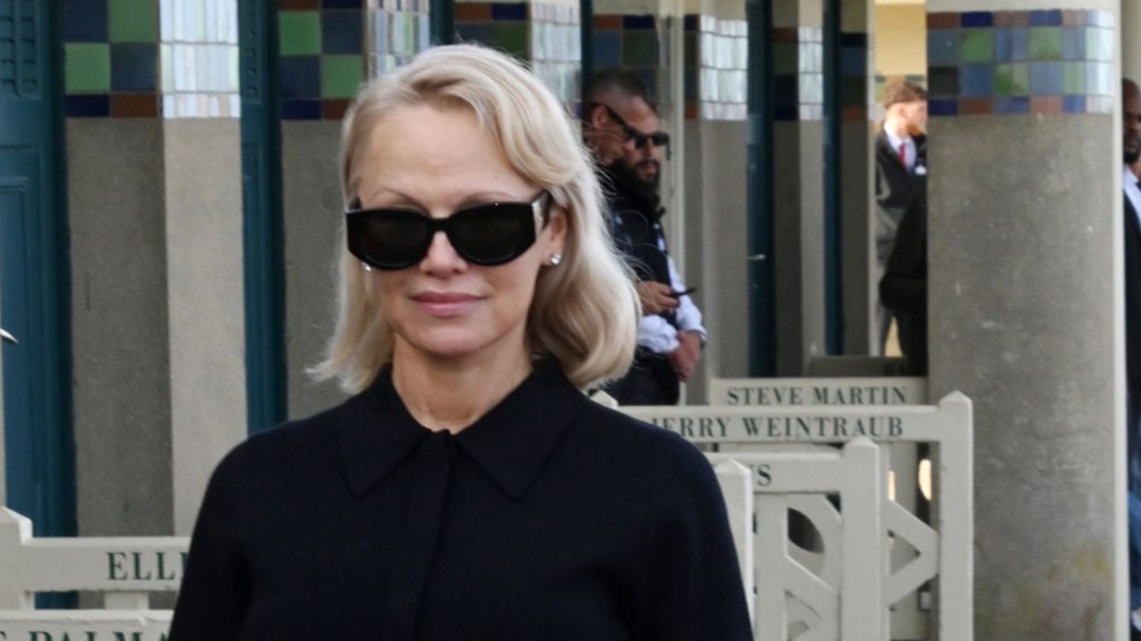 Eleganza senza tempo: l’outfit total black di Pamela Anderson che esalta il tuo stile.