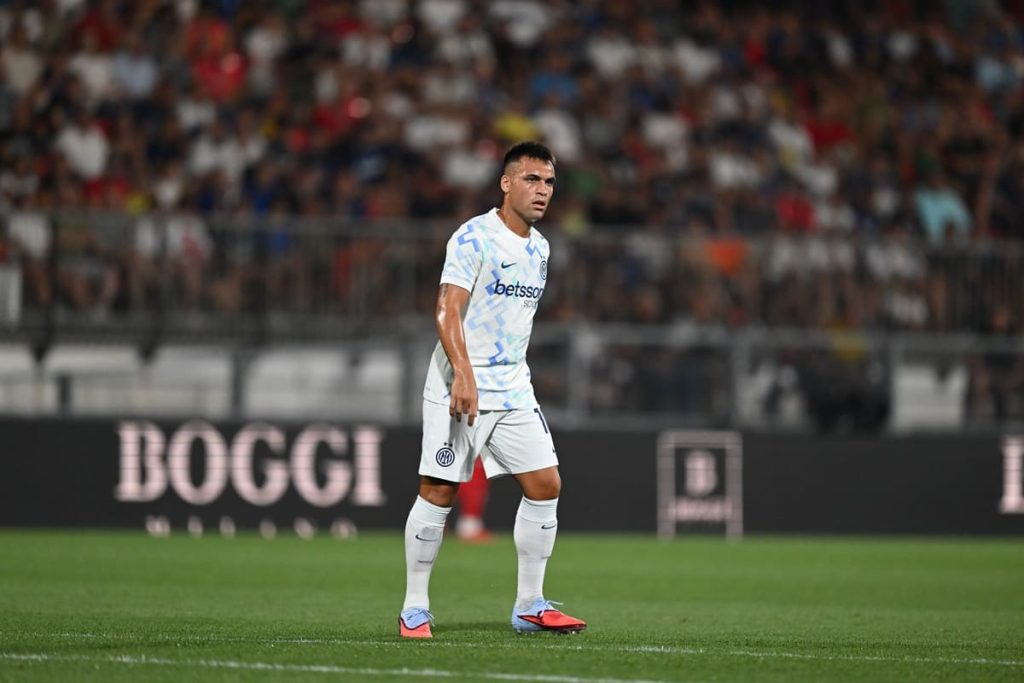 Inter trionfa a Cagliari: vincono Lautaro e Pio Esposito con performance decisive.
