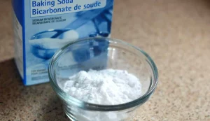 Il bicarbonato di sodio è un rimedio efficace e naturale per mantenere i denti bianchi e l'alito...