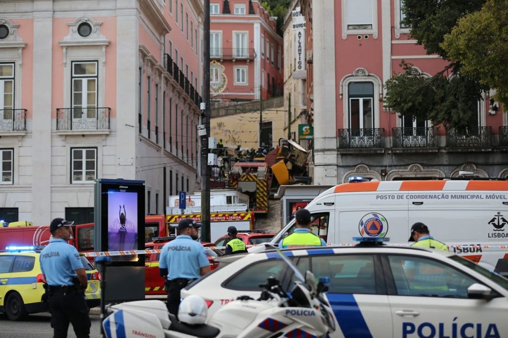 Tragedia a Lisbona: deragliamento della funicolare, immagini shock della scena.