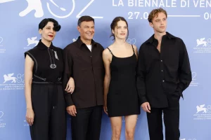 “Lo straniero”: Ozon rielabora Camus, un’opera intensa in concorso a Venezia 82.