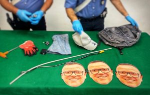 Uomo ruba auto a Napoli con maschera di Gigi D’Alessio: arrestato immediatamente.