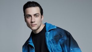 Matteo Paolillo interpreta Gigi D’Alessio nel film dedicato al celebre cantante.